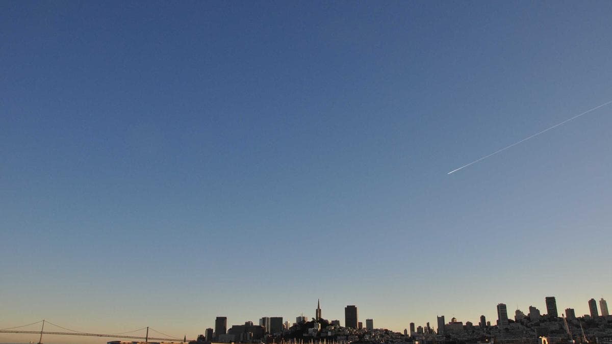 الشرطة البريطانية تعتقل سبعة ناشطين في احتجاج بقاعدة ملكية جوية بشأن العمليات الأمريكية-الإيرانية